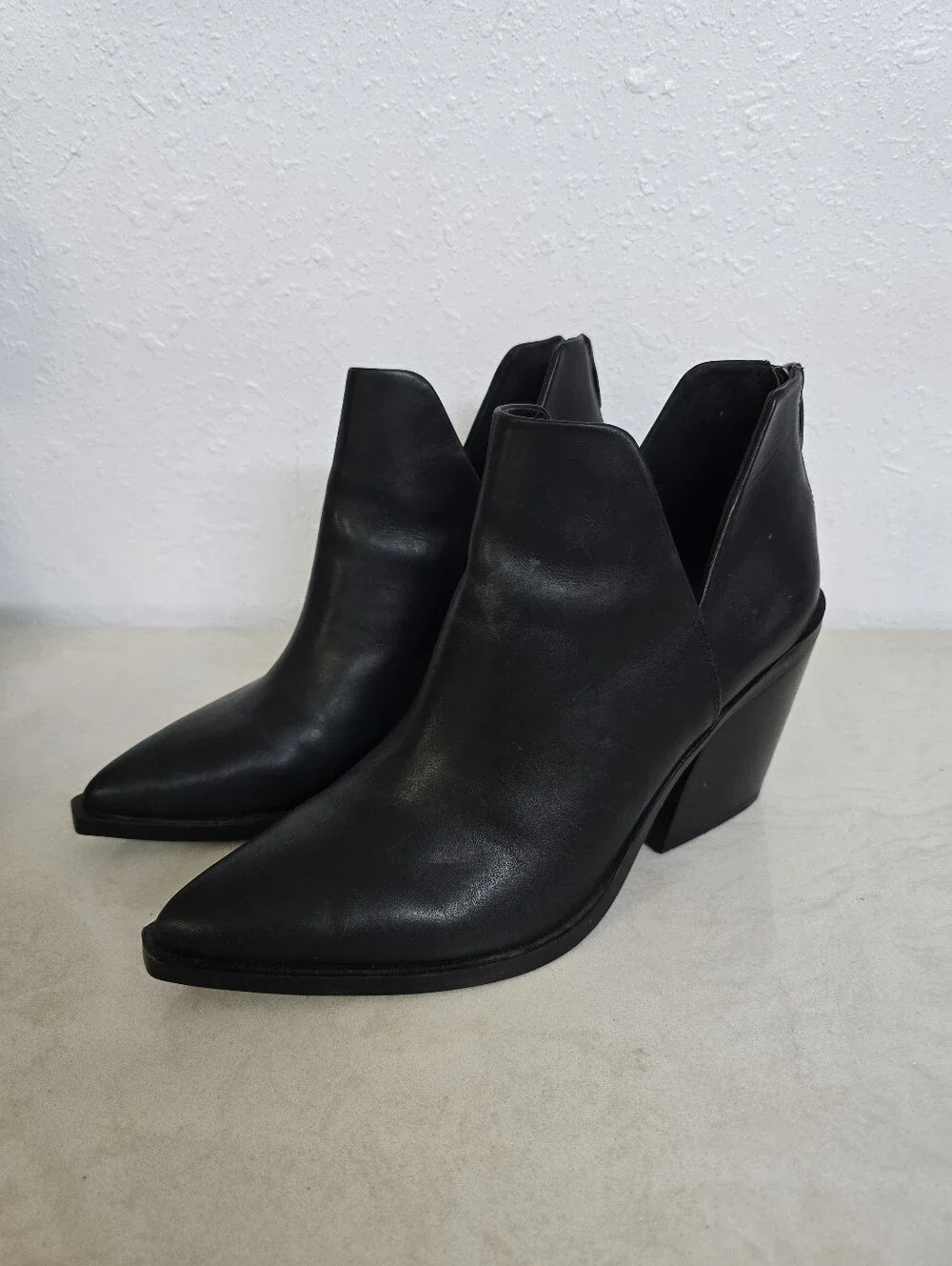Vince Camuto Gigietta Black Leather Pointed Toe Booties Size 9.5